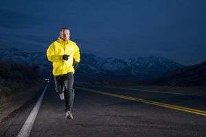 Как бегать в темноте: особенности поздних тренировок и подбор экипировки