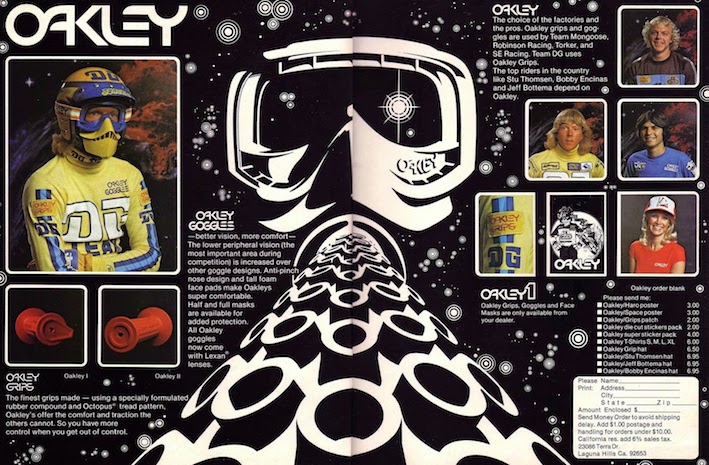 На змаганнях з мотокросу поверх шолома красувався напис «Oakley» уздовж всього ремінця окулярів.